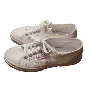 Superga Sneakers - This brand is loved in Italy 🇮🇹